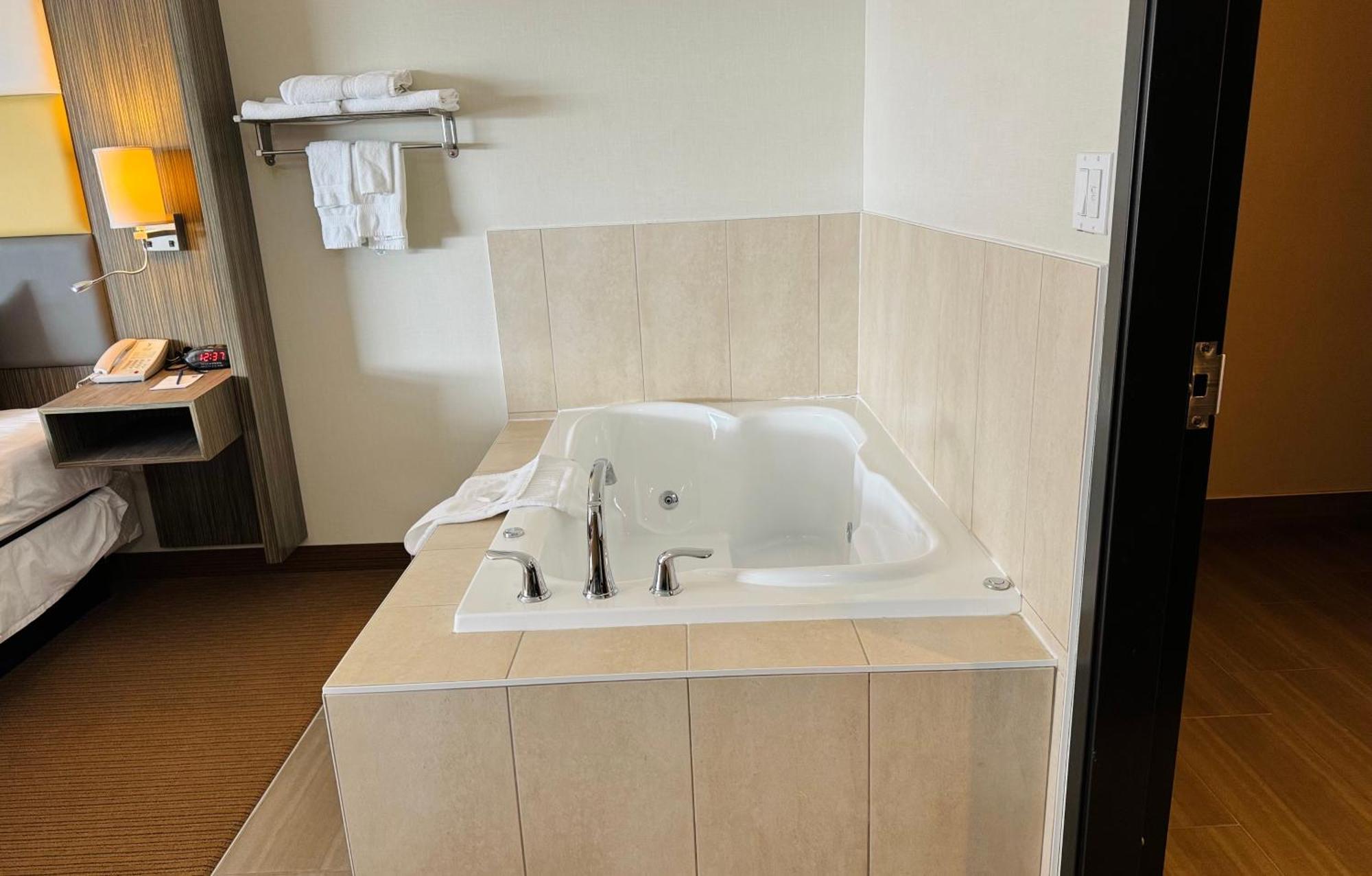 Southfort Inn Fort Saskatchewan Екстериор снимка