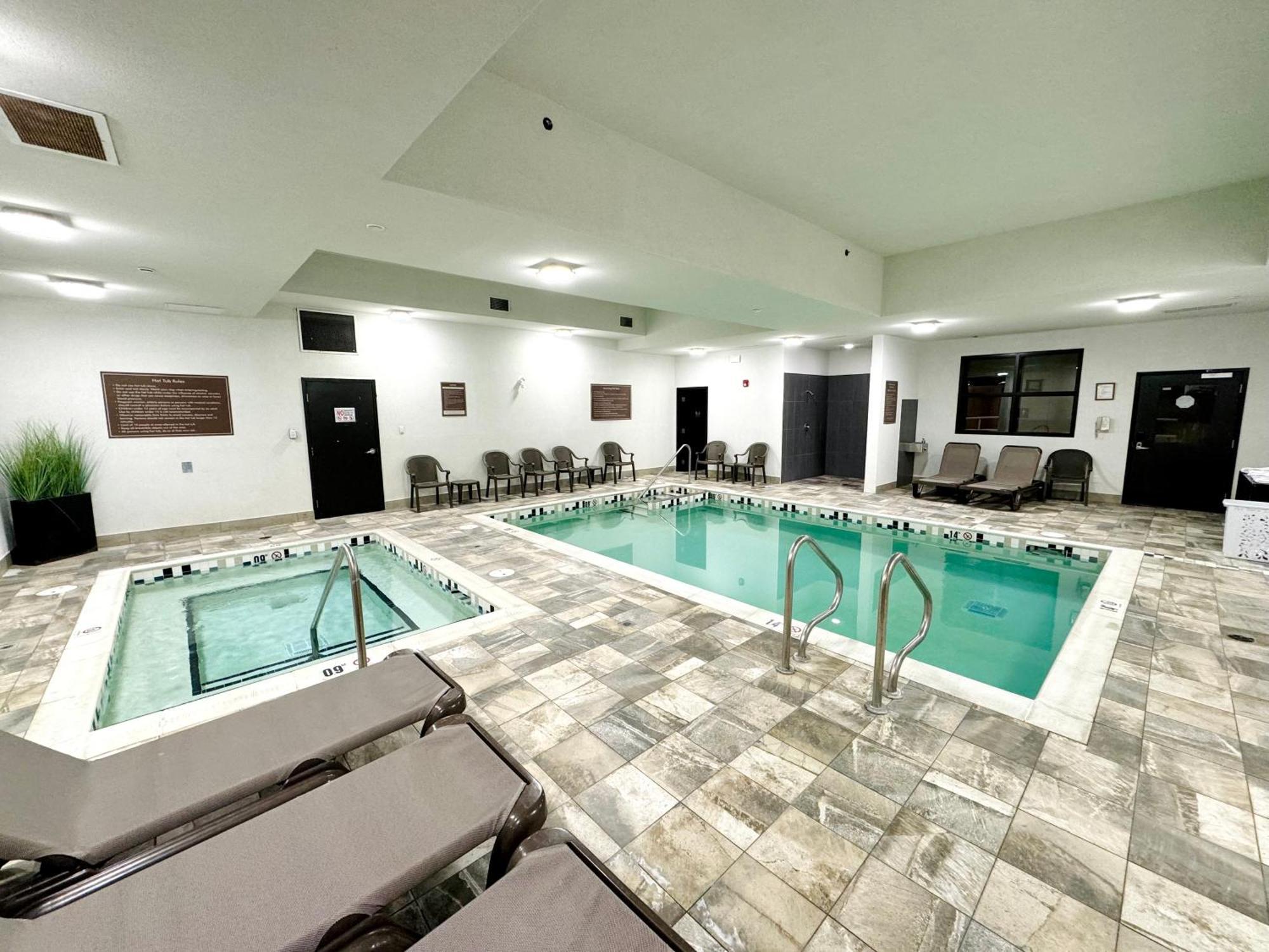 Southfort Inn Fort Saskatchewan Екстериор снимка